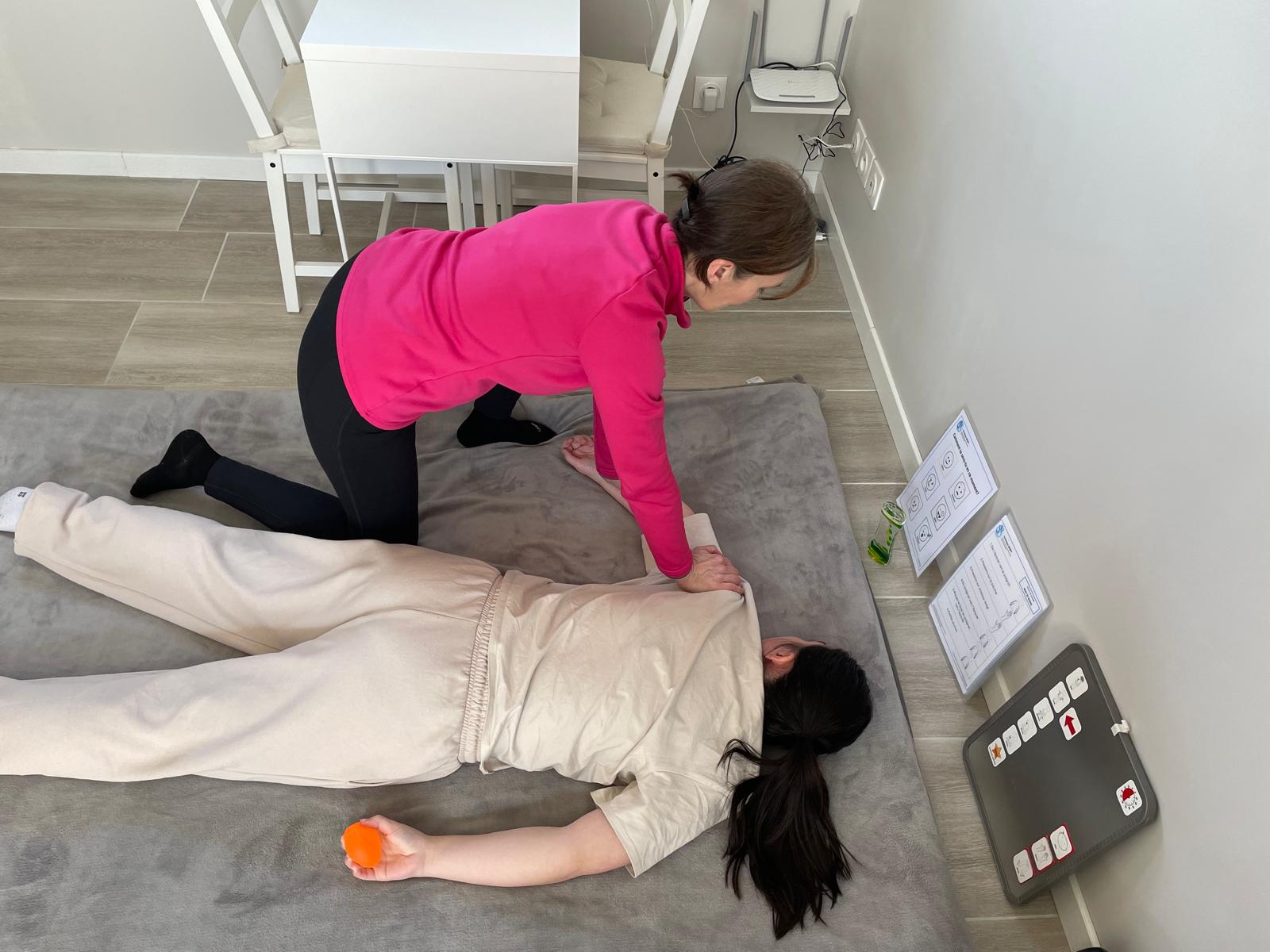 Une massothérapeute pratiquant la méthode MEBP sur un jeune patient dans un cabinet de soins